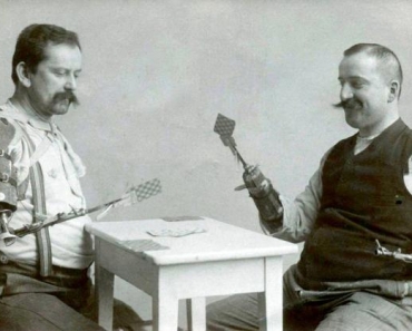 2 Hombres juegan a las cartas